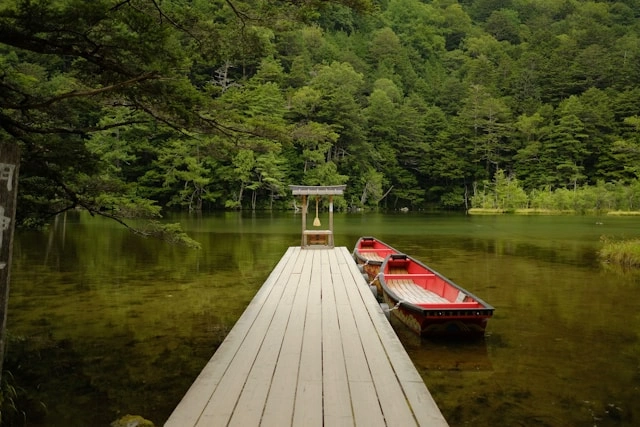 boat-docking-next-to-a-wooden-dock